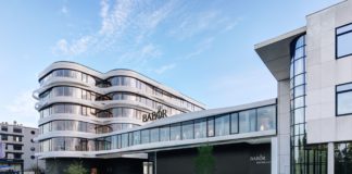 Blick von der Straße auf ein modernes Gebäudeensemble