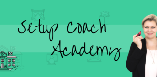 Jessica Hilberath vor dem Logo der Setup coach Academy