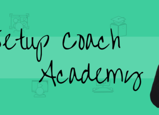 Jessica Hilberath vor dem Logo der Setup coach Academy