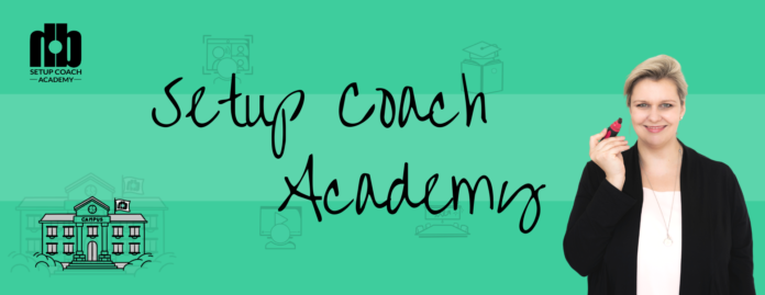 Jessica Hilberath vor dem Logo der Setup coach Academy