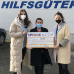 Jana Marie Gropp (l.) und Julia Berg (r.) übergeben den Spendenerlös an Natalie Broll von Friedensdorf International