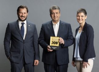 Auf dem Bild sind (von links nach rechts) zu sehen: Nicolas Lindner (Mitinhaber und Geschäftsführer von Börlind), Sigmar Gabriel (Schirmherr des Top Job Awards), Simone Schrön (Leiterin Human Resources von Börlind).