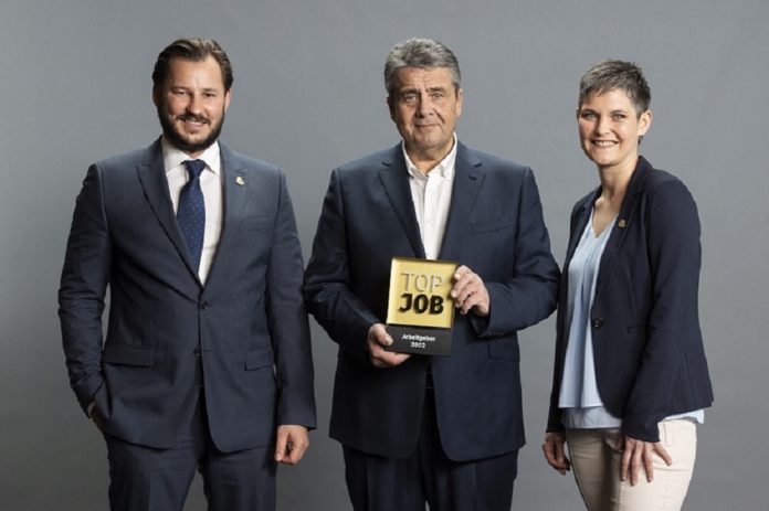 Auf dem Bild sind (von links nach rechts) zu sehen: Nicolas Lindner (Mitinhaber und Geschäftsführer von Börlind), Sigmar Gabriel (Schirmherr des Top Job Awards), Simone Schrön (Leiterin Human Resources von Börlind).