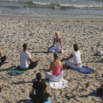 Yoga-Gruppe am Strand Atlantik Grand Hotel Travemünde
