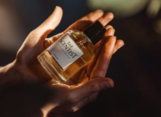 Digitale Parfummarke THE SCENTIST feiert Premiere The Scentist Parfumflasche gehalten in geöffneten Händen