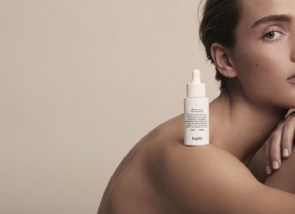 Clean Beauty aus Dänemark weibliches Model mit einem Jorgobé Produkt auf der Schulter