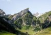 Hohe Berge spiegeln sich in einem See