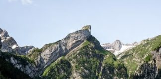 Hohe Berge spiegeln sich in einem See