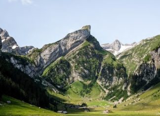 Wohltuend für Haut & Seele Hohe Berge spiegeln sich in einem See