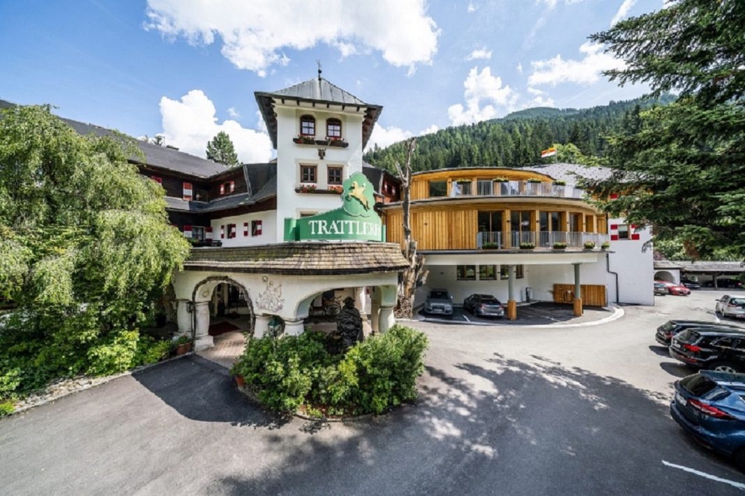 Außenansicht auf den Eingangsbereich Hotel Gut Trattlerhof in Kärnten