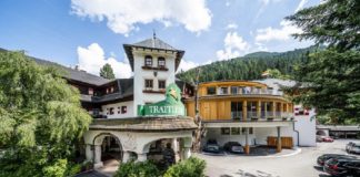 Außenansicht auf den Eingangsbereich Hotel Gut Trattlerhof in Kärnten
