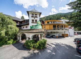 Außenansicht auf den Eingangsbereich Hotel Gut Trattlerhof in Kärnten