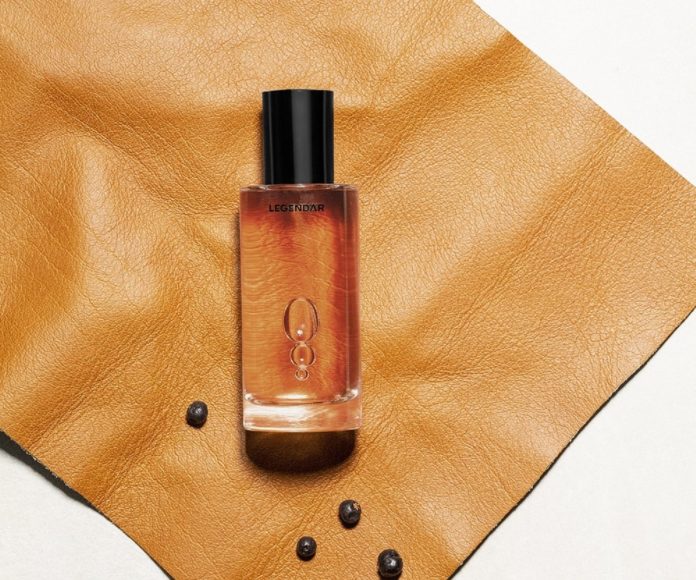 Legendär Juniper Leather auf einem Stück Leder