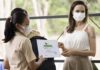 Angelina Jolie übergibt einer Teilnehmerin der Bee_School ein Zerfifikat