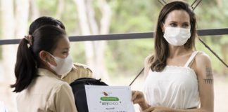 Angelina Jolie übergibt einer Teilnehmerin der Bee_School ein Zerfifikat