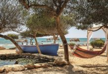 Blick auf Boot und Hängematte am Thalassines Beach, Agia Napa