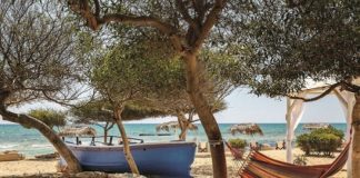 Blick auf Boot und Hängematte am Thalassines Beach, Agia Napa