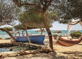 Blick auf Boot und Hängematte am Thalassines Beach, Agia Napa