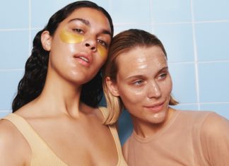 Flaconi – Neuer Claim, neuer Look Zwei junge Frauen bei der Gesichtspflege