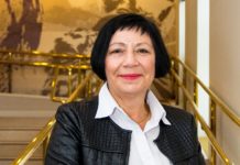 Birgit Huber im Porträt vor einer Treppe