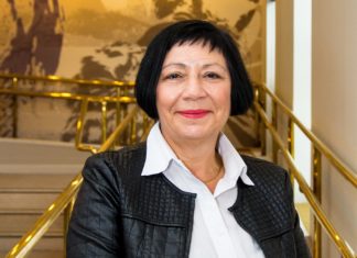 Birgit Huber im Porträt vor einer Treppe