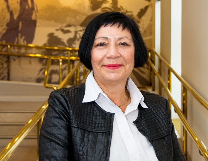 Birgit Huber im Porträt vor einer Treppe