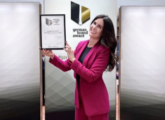 BÖRLIND ist dreifach mit dem German Brand Award prämiert Katrin Stockinger, Head of Communication hält eine Urkunde in den Händen