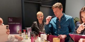 Männer und Frauen testen verschiedene Parfums.