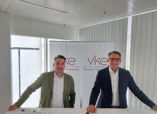Zwei Männer in Anzügen: Markus Grefer und Martin Ruppmann vom VKE stehen vor einem Banner des Verbands.