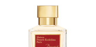 rechteckiger Parfumflacon mit rotem Etikett und goldenem Deckel