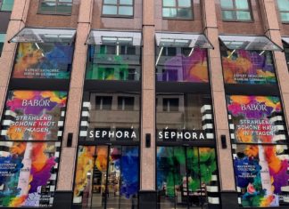 SEPHORA LOVES BABOR Fassade eines großen Gebäudes mit bunten Werbetafeln