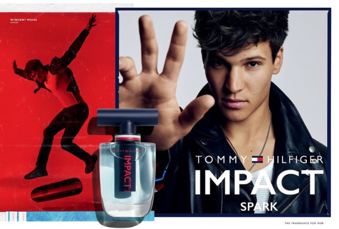 Parfumflacon in der Mitte einer Werbeanzeige mit Sänger Wincent Weiss