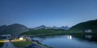 See bei hereinbrechender Dunkelheit und beleuchteter Boje