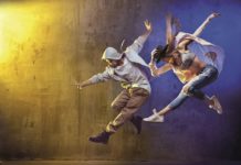 Tanzen macht glücklich Zwei Hip-Hop-Tänzer beim Sprung