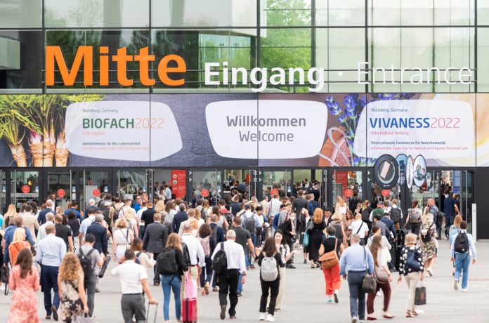 Viele Menschen vor dem Eingang der Messe Biofach Vivaness 2022