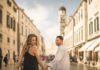 Junges Paar geht händchenhaltend durch die Altstadt von Dubrovnik