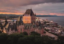 Blick in der Dämmerung auf ds hotel Château Frontenac.