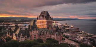 Blick in der Dämmerung auf ds hotel Château Frontenac.