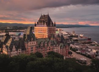 Blick in der Dämmerung auf ds hotel Château Frontenac.