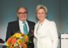 Michael Lindner und Frau Dr. Hoffmeitster-Kraut. Herr Lindner hält einen bunten Blumenstrauß in der Hand.