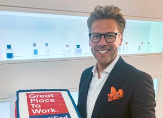 Stephan Kemen, CEO von Mäurer & Wirtz, feiert mit seinem Team die Auszeichnung von „Great Place to Work® Certified“ als guter Arbeitgeber