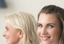 Gezielte Pflege in jedem Alter Abgebildet sind eine jüngere Frau, die in die Kamera blickt und eine ältere mit weißen Haaren, die zur Seite schaut..