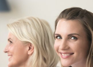 Gezielte Pflege in jedem Alter Abgebildet sind eine jüngere Frau, die in die Kamera blickt und eine ältere mit weißen Haaren, die zur Seite schaut..