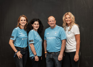 DOUGLAS sponsert Frauenteam des FC Viktoria Berlin Drei Frauen und ein Mann stehen nebeneinander und blicken in die Kamera