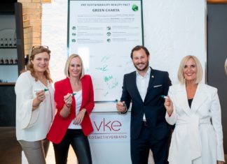 VKE-Treff 2022 JA zur Green Charta Drei Frauen und ein Mann stehen vor einem übergroßen Charta-Ausdruck. Sie halten Stifte in der Hand.