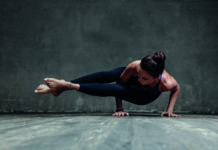 Junge Frau in Yoga-Pose im Studio