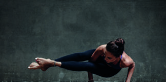 Junge Frau in Yoga-Pose im Studio