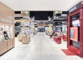 Grand Opening im KaDeWe Blick in einen Verkaufsgang des Beauty Department KaDeWe mit Vitrinen.