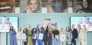 Gruppenfoto von Frauen und Männer, die teilweise eine Urkunde in den Händen halten.