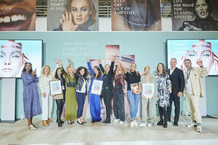 Gruppenfoto von Frauen und Männer, die teilweise eine Urkunde in den Händen halten.